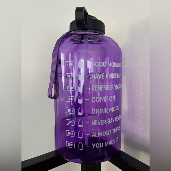 1 gallon BPA free reusable water bottle - Picture 4 of 11